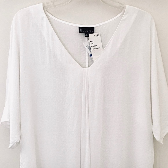 bobeau Tops - ✂️EYELET V-NECK SHORT SLEEVE TOP